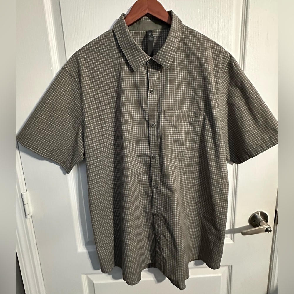 Lululemon “Like New” Grid Light Short Sleeve Shirt - XXL - Grey